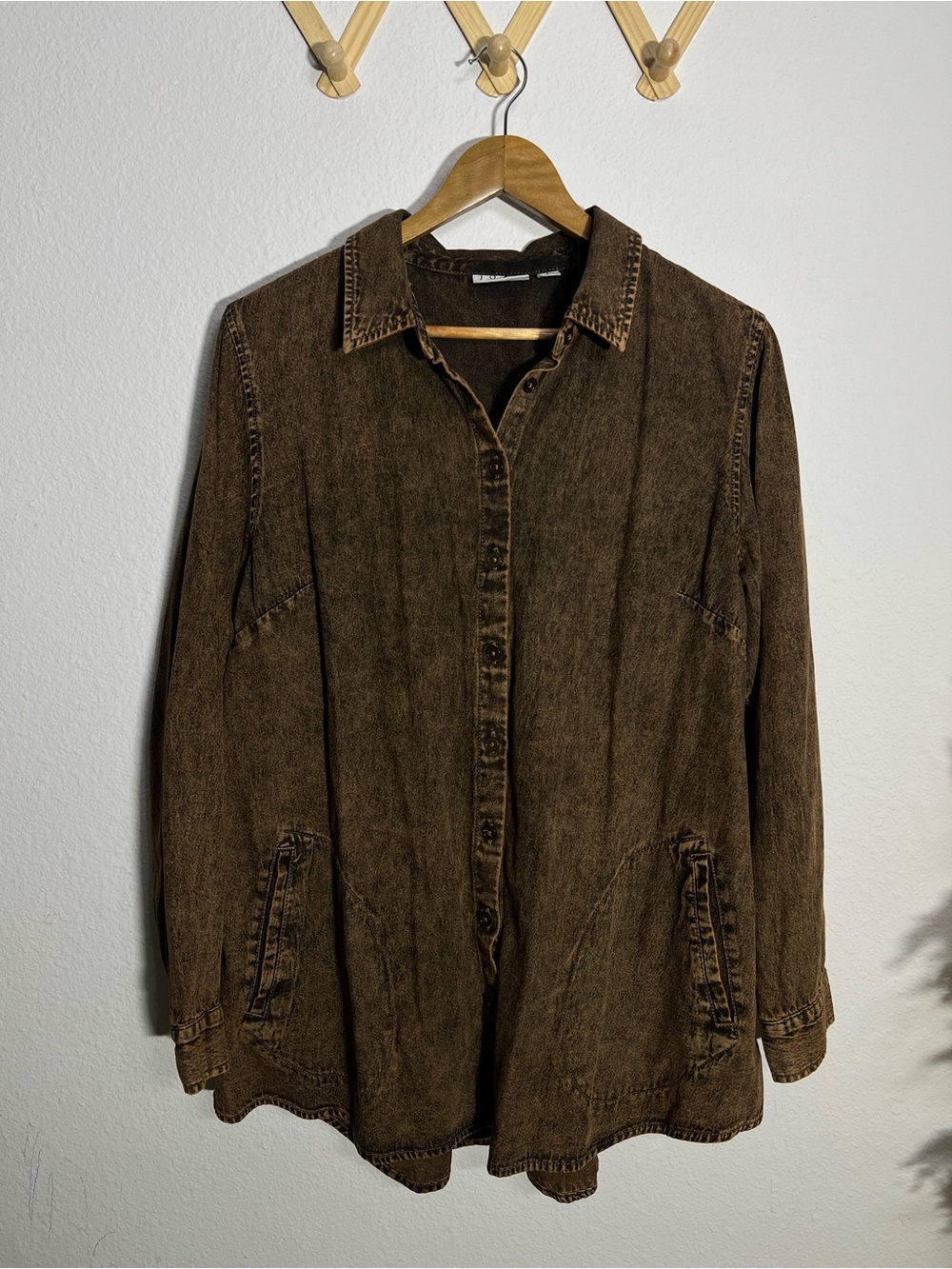 JOAN RIVERS • Classics Collection brown washed denim shirt size large